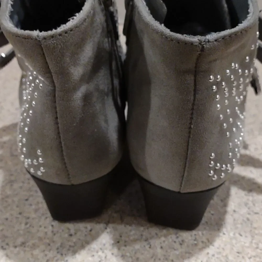 👍 Olive Green Studded Booties .  Size 7     A12